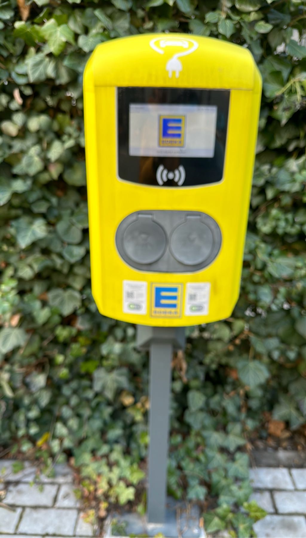 Ladepunkt DE*384*E*151172CS0002 DE*384*E*151172CS0002*1 - Holbeinstr. 60 01307 Dresden DE*384*E*151172CS0002 DE*384*E*151172CS0002*1 - Holbeinstr. 60 01307 Dresden