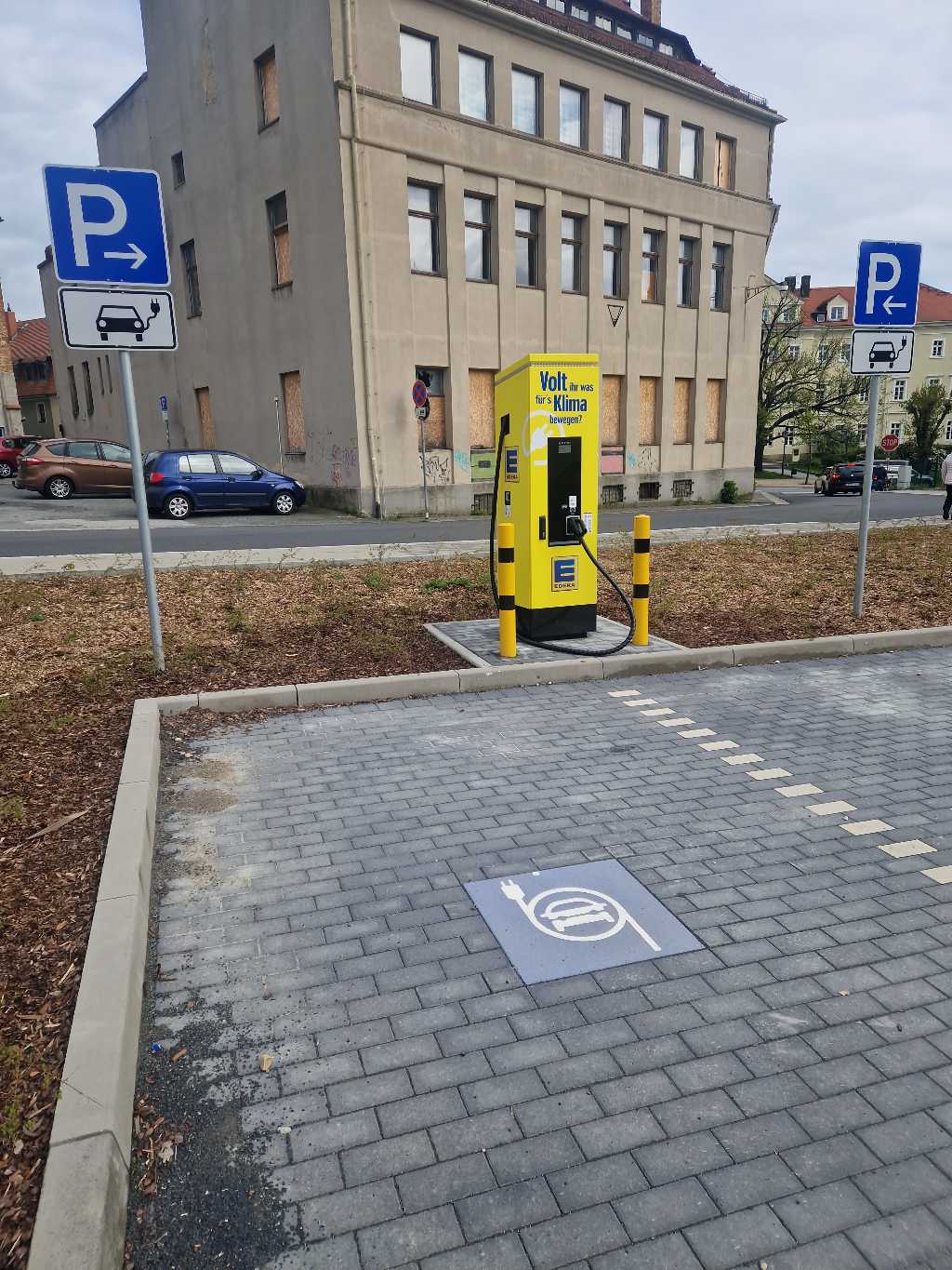 Ladepunkt DE*384*E*165297CS0001 DE*384*E*165297CS0001*2 - Hartmannstr. 3 02708 Löbau DE*384*E*165297CS0001 DE*384*E*165297CS0001*2 - Hartmannstr. 3 02708 Löbau