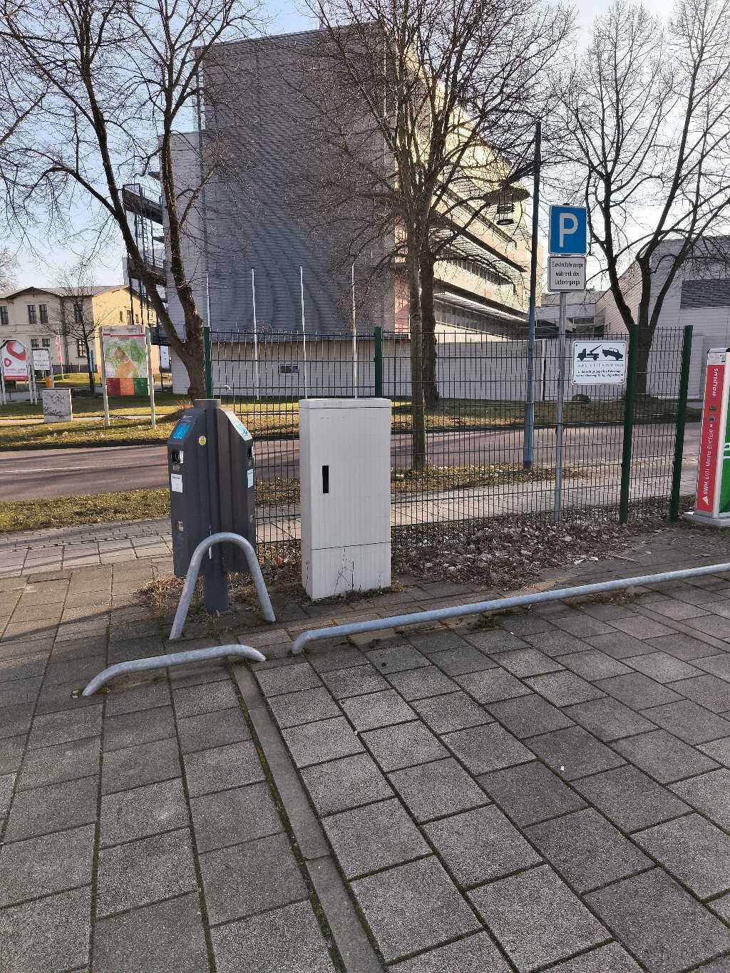 DE*FHG*EIMWS*A0003 DE*FHG*EIMWS*A0003*1 - Walter-Hülse-Straße 1 06120 Halle